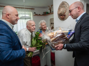 Jerzy Leonowicz ps. Żbik (drugi z lewej) i wicemarszałek Województwa Zachodniopomorsiego Jakub Kowalik (z prawej