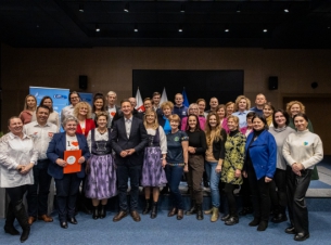 wspólne zdjęcie gości w sali kina Delfin