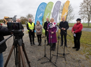 Przedstawiciel wykonawcy, wicemarszałkowie Jakub Kowali, Anna Bańkowska, oraz przedstawiciele ZZDW w Koszalinie mówili o przebiegu prac przy trasie rowerowej wzdłuż DW163