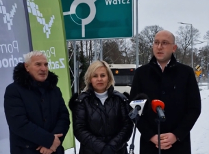 dyrektor ZZDW w Koszalinie Waldemar wejnerowski, burmistrz Białogardu Emilia Bury i Wicemarszałek Jakub Kowalik w miejscu zakończonej inwestycji na drodze wojewódzkiej nr 163 w Białogardzie