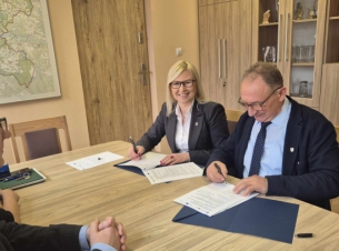podpisanie umowy w gminie świdwin przez wicemarszałkinię Annę Bańkowską 