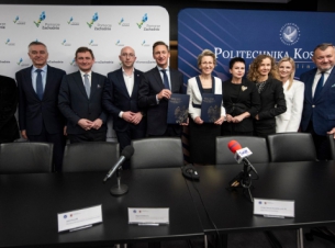 zdjecie grupowe gości konferencji prasowej