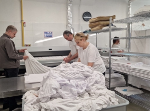 pralnia w Karlinie - panie pracują odzież 