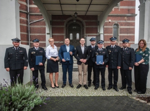 zdjęcie grupowe przed budynkiem 