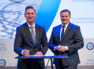 Marszałek Olgierd Geblewicz i prezez PZU Bogdan Bencza podpisali w Warszawie list intencyjny rozpoczynający współpracę na rzecz realizacji ogólnopolskiego programu „Rowerowa Polska PZU