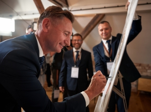 Marszałek Olgierd Geblewicz podpisuje "Deklarację Rowerową" przyjętą podczas Konwentu Marszałków w Sulejowie