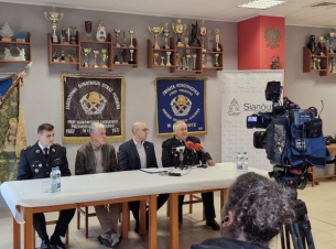 beneficjenci podpisują umowę z wicemarszałkiem Jakubem Kowalikiem