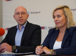 od lewej: Jakub Kowalik i Emilia Bury, siedza w sali konferencyjnej, na stole miktrofony mediów