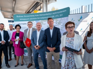 Uczestnicy briefingu prasowego w sprawie Wspólnego Biletu dla Szczecińskiego Obszaru Metropolitalnego - m.in. Marszałek Województwa Zachodniopomorskiego Olgierd Geblewicz (trzeci z prawej)