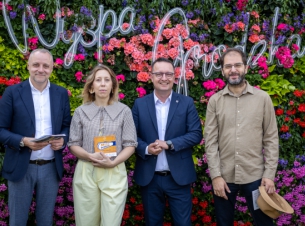 członek zarządu Bogdan Jaroszewicz na zielonej ściance Wyspy Grodzkiej z przedstawicielami Baltic Neopolis Orchestra