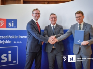 Sygnatariusze porozumienia w geście pojednania dziękują sobie za podpisany dokument, w tle ścianka promocyjna Miasta Szczecin - fot. spółka Szczecińskie Inwestycje Miejskie.