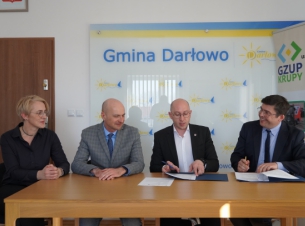 podpisanie umowy w gminie darłowo