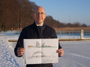 Wicemarszałek Kowalik prezentuje plan zmian nad jeziorem Bukowo. 