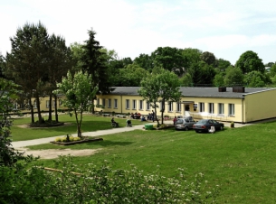 Środowiskowy Dom Samopomocy w Klępczewie - widok z oddali na żóty budynek 