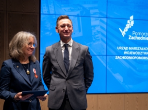 Po odznaczeniu Dorota Rybarska-Jarosz stoi na scenie z marszałkiem 