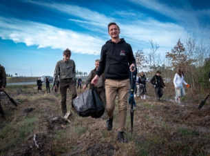 marszałek niesie sadzonki 
