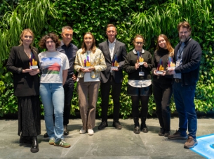 Marszałek Olgierd Geblewicz (w środku) i zespół, który otrzymał Złoty Lajk Region - nagrodę za najbardziej angażującą komunikację wojewódzką w mediach społecznościowych i Internecie