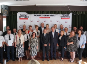 wszyscy beneficjenci, którzy w tym dniu podpisali umowy oraz marsząłek województwa