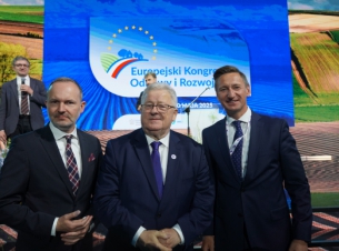 Marszałek Geblewicz, minister Siekierski i europoseł Hetman na wspólnym zdjeciu, w tle telebim z nazwą wydarzenia.