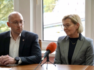 Wicemarszałek Województwa Zachodniopomorskiego Jakub Kowalik i burmistrz Czaplinka Katarzyna Szlońska-Getka