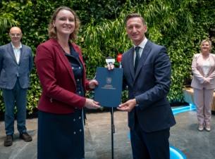 Agnieszka Bortnowska otrzymuje nominację od marszałka Olgierda Geblewicza na stanowiska dyrektora Muzeum Narodowego w Szczecinie