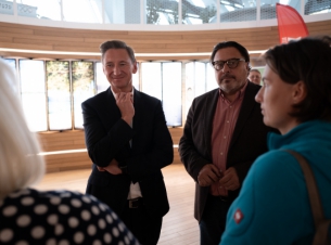 marszałek i dyrektor MCN rozmawiają z nauczucielkmi 