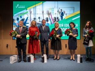 członek zarządu Bogdan Jaroszewicz na scenie z wyróżnionymi dyrektorami