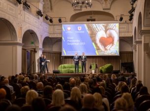 uroczystość Dnia Pracownika Socjalnego w sali Księcia Bogusława, na scenie marszałek i wojewoda