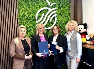 od lewej radna Beata Smoleńska , wicemarszałkini Anna Bańkowska, prezez spółki Wodociągi Magdalena Balkowska-Nowak oraz dyrektor biura Joanną Piwińska