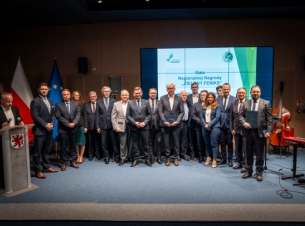 Laureaci nagrody Zielonego Feniksa na wspólnym zdjęciu, w tle scena i ekran z logo konkursu. 