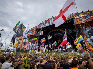Uczestnicy 31. Pol and Rock pod sceną w dniu otwarcia festiwalu