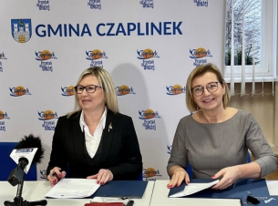 wicemarszałkini podczas podpisania umowy w Czaplinku, po lewej przedstawcielka wspólnoty mieszkaniowej