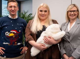 Trzy osoby na zdjęciu, od lewej marszałek Olgierd Geblewicz, dyrektor Katarzyna Sowala i wicemarszałkini Anna Bańkowska