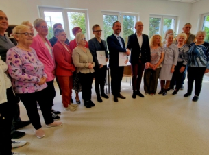 wspólne zdjęcie seniorów i wicemarszałka