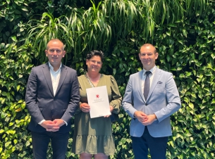  Członek Zarządu Województwa Zachodniopomorskiego Marcin Łapeciński  (pierwszy od lewej) z beneficjentami 