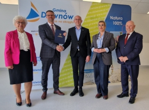 zdjęcie grupowe uczestników spotkania, po podpisaniu umowy