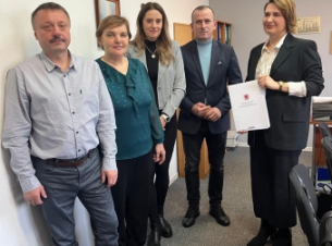 wspólne zdjęcie po podpisaniu umowy