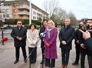 Goście otwarcia pokazują wyremontowaną drogę, w tle infrastruktura - fot. Starostwo Powiatowe w Kołobrzegu. 