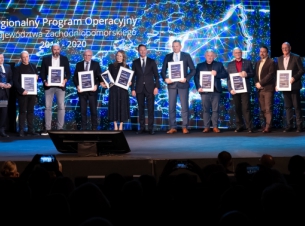 zdjęcie grupowe podczas gali RPO na scenie, w tle niebieskie tło 