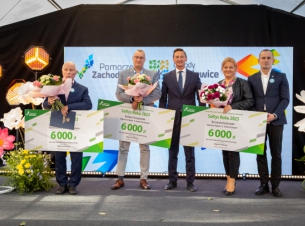 marszałek województwa stoi z wygranymi sołtysami roku