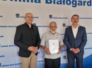 wicemarszałek Jakub Kowalik z beneficjentami z gminy Białogard pozują do zdjęcia po podpisaniu umowy dotacyjnej