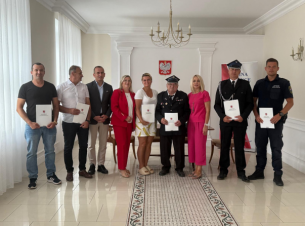 Marcin Łapeciński stoi z beneficjentami z gminy Pyrzyce po podpisaniu umów 