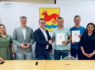 członek zarządu Bogdan Jaroszewicz z beneficjentami z gminy Radowo Małe