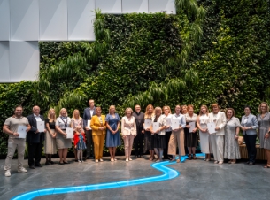 wspólne zdjęcie NGO z wicemarszałkinią  na tle zielonej ścianki w Urzędzie Marszałkowskim