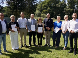 członkowie Zarządu z beneficjentami pozują do zdjęcia po podpisaniu umów