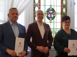 wspólne zdjęcie  po podpisaniu umowy w urzędzie 