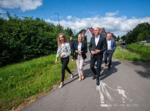 W środku zdjęcia od lewej Emilia Bury, burmistrz Białogardu i Jakub Kowalik, wicemarszałek Województwa Zachodniopomorskiego