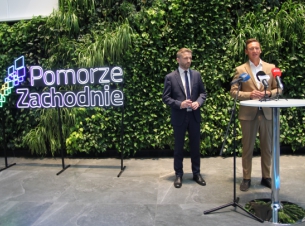 dyrektor Wojewódzkiego Urzędu Pracy w Szczecinie Andrzej Przewoda i Marszałek Województwa Zachodniopomorskiego Olgierd Geblewicz