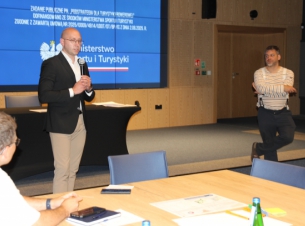 Wicemarszałek Województwa Zachodniopomorskiego Jakub Kowalik podczas warsztatów dla branży rowerowej