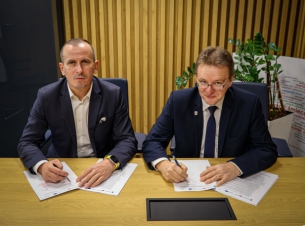 Członek Zarządu Województwa Marcin Łapeciński i wójt gminy Nowogródek Pomorski Krzysztof Mrzygłód podpisują w Szczecinie umowę o dofinansowaie budowy ścieżek pieszo-rowerowych w Kinicach